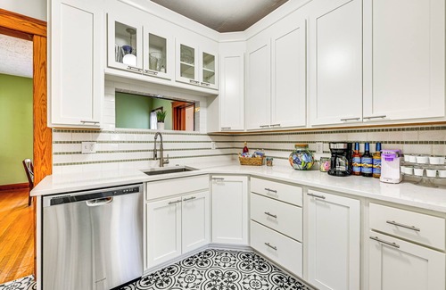 Atlantic Cabaña | 'chestnut Hill' Vintage Farmhouse w/ Deck & Yard