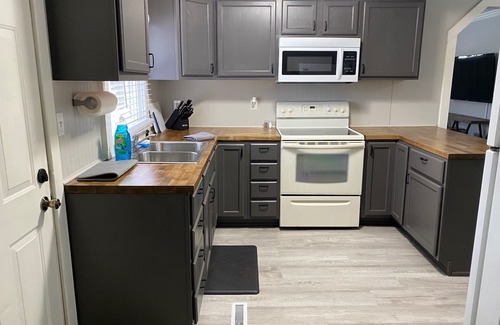 Litchfield Casa | Chestnut House; Litchfield, IL; Pets Welcome