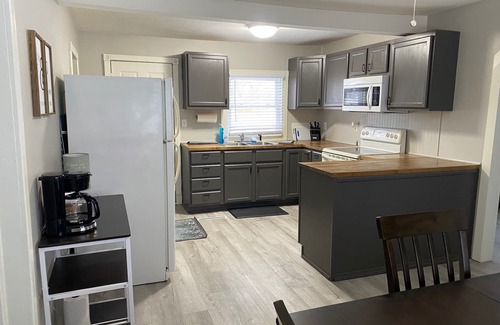 Litchfield Casa | Chestnut House; Litchfield, IL; Pets Welcome