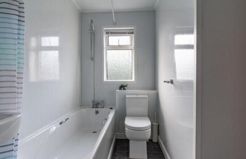 Ashington Casa | Chestnut House - Sleeps 4 - Pet friendly -Parking