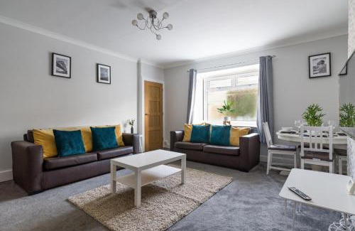 Ashington Casa | Chestnut House - Sleeps 4 - Pet friendly -Parking