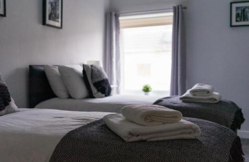 Ashington Casa | Chestnut House - Sleeps 4 - Pet friendly -Parking