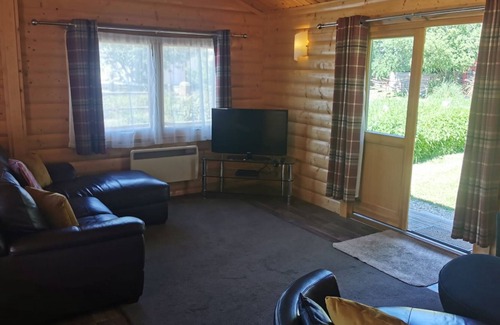 Bexhill-on-Sea Cabina | Chestnut Meadow Cabin with hot tub