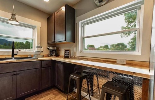 West Canton Casa | Chestnut Mountain View Cottage