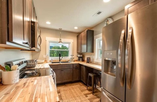 West Canton Casa | Chestnut Mountain View Cottage