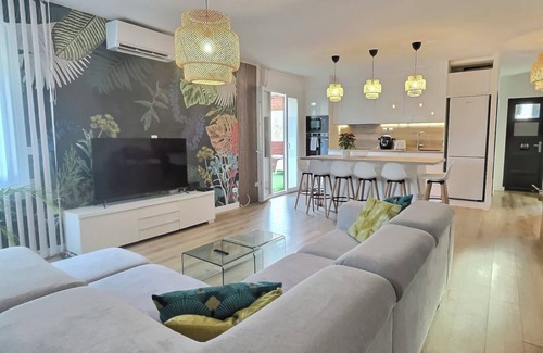 Hyeres City Centre Apartamento | Chez Clément - Spacious, bright apartment near downtown