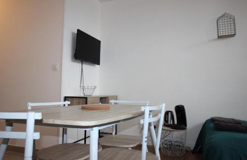 Verdun Apartamento | Chez Dan - Studio NEUF - 1 lit 2 personnes - canapé convertible - 2 couchages - internet - Centre ville - Parking proche - Proche gare - Géré par PrestaZen'Services