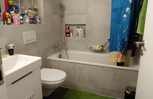 Courtepin Casa | Chez Elsa et Agou - chambre confortable chez l'habitant