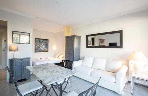 Cap-d'Antibes Apartamento | Chez J-P - 100m beach 2-4pers terrace sea view pool garage