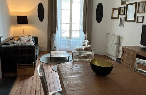 Cosne-Cours-sur-Loire Apartamento | Chez la Vieille Dame : Appart en Plein Centre Ville à 5 min de la Gare,