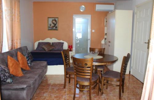 Candos Casa | Chez Marina