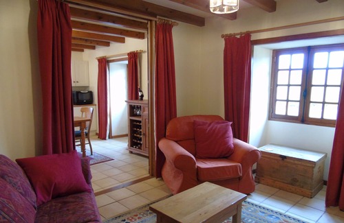 Varaignes Cabaña | Chez Marot es una casa rural muy luminosa y atmosférica de un dormitorio.