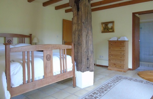Varaignes Cabaña | Chez Marot es una casa rural muy luminosa y atmosférica de un dormitorio.