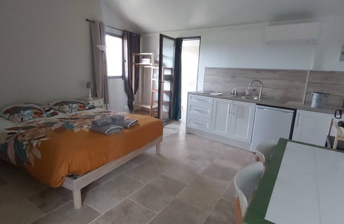 Grignan Otro | Chez Pascal gîte studio with garden and parking