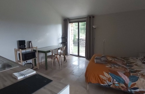 Grignan Otro | Chez Pascal gîte studio with garden and parking