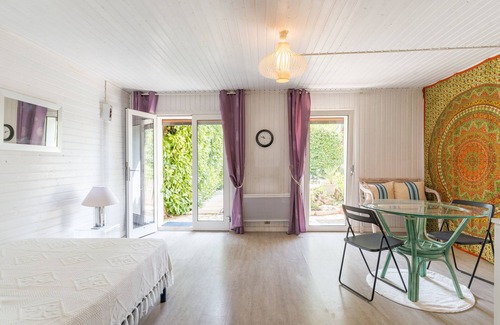 Pelissanne Apartamento | Chez Patrick" flat with shared garden and Wi-Fi