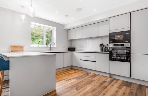 Crantock Cabaña | CHI GWYNN, pet friendly, luxury holiday cottage in Crantock