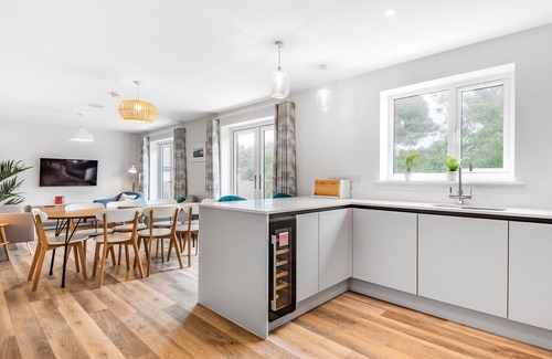 Crantock Cabaña | CHI GWYNN, pet friendly, luxury holiday cottage in Crantock