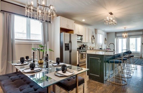 Tri-Taylor Apartamento | Chi-Town Chill - Get Anywhere in the City from This Perfectly Located Duplex by AllSet Turnover