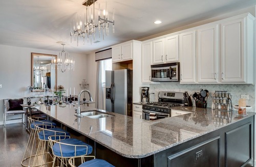 Tri-Taylor Apartamento | Chi-Town Chill - Get Anywhere in the City from This Perfectly Located Duplex by AllSet Turnover