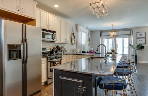 Tri-Taylor Apartamento | Chi-Town Chill - Get Anywhere in the City from This Perfectly Located Duplex by AllSet Turnover