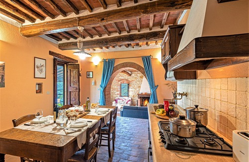 Monte Benichi Apartamento | Vista de Chianti, jardín para su pequeña familia, piscina y jacuzzi
