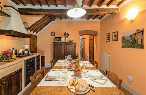 Monte Benichi Apartamento | Vista de Chianti, jardín para su pequeña familia, piscina y jacuzzi