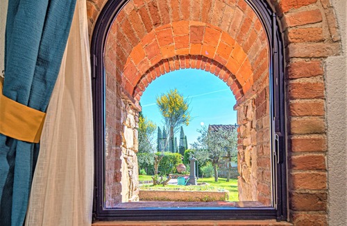 Monte Benichi Apartamento | Vista de Chianti, jardín para su pequeña familia, piscina y jacuzzi