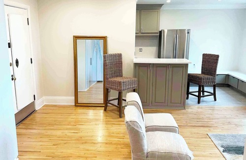 East Town Apartamento | Chic 1-bdrm Corporate Penthouse condo in historic hotel. Lake Michigan views