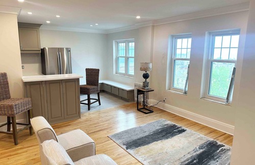 East Town Apartamento | Chic 1-bdrm Corporate Penthouse condo in historic hotel. Lake Michigan views