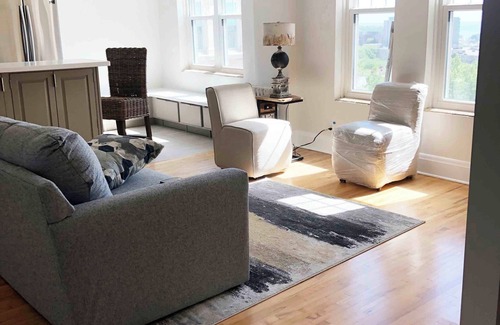 East Town Apartamento | Chic 1-bdrm Corporate Penthouse condo in historic hotel. Lake Michigan views