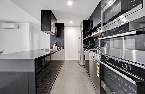 Belconnen Apartamento | Chic 1-Bed with Stunning Lake View & Indoor Pool