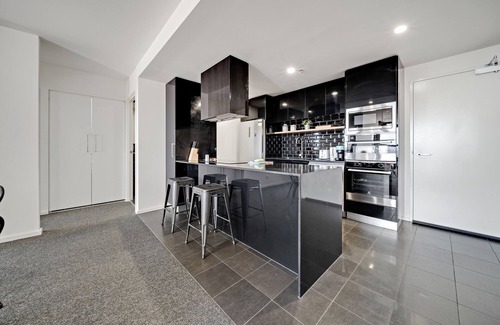 Belconnen Apartamento | Chic 1-Bed with Stunning Lake View & Indoor Pool