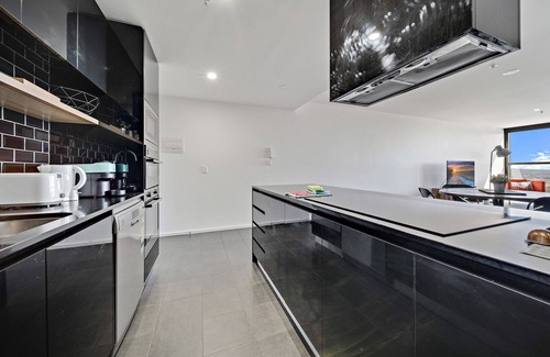 Belconnen Apartamento | Chic 1-Bed with Stunning Lake View & Indoor Pool