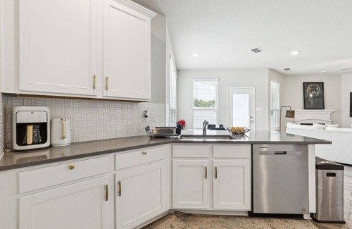 Lincoln Park Casa | Chic 1-bedroom in charming Providence Village with private bathroom