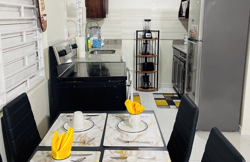 New Kingston Apartamento | Chic 1-bedroom apartment with AC, WiFi in central New Kingston area