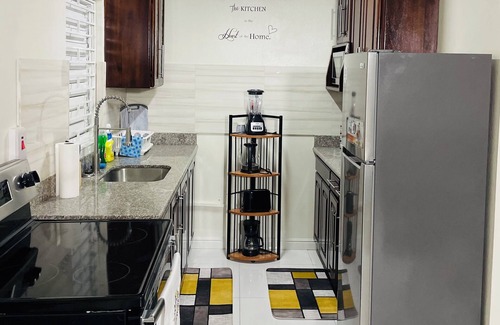 New Kingston Apartamento | Chic 1-bedroom apartment with AC, WiFi in central New Kingston area