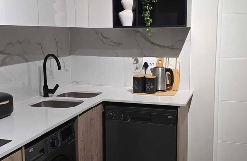 Greater Johannesburg Metropolitan Area Apartamento | Chic 1-bedroom apartment in welcoming Midrand with fitness room, WiFi