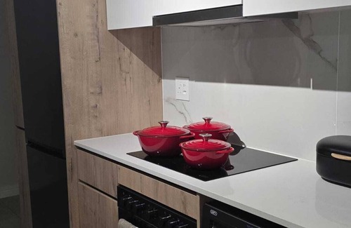 Greater Johannesburg Metropolitan Area Apartamento | Chic 1-bedroom apartment in welcoming Midrand with fitness room, WiFi