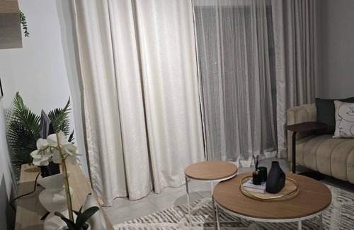 Greater Johannesburg Metropolitan Area Apartamento | Chic 1-bedroom apartment in welcoming Midrand with fitness room, WiFi