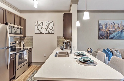 East Raleigh Apartamento | Chic 1-bedroom apartment with fitness room, WiFi in vibrant Raleigh