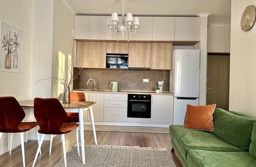 Almaty Apartamento | Chic 1-bedroom apartment with Mountain view, WiFi and AC
