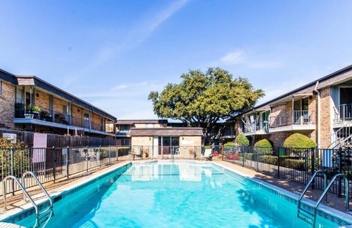 Vickery Meadow Apartamento | Chic 1-bedroom apartment in awesome Dallas with WiFi, AC
