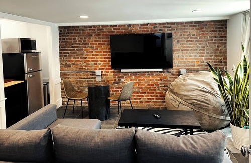 Harsimus Cove Apartamento | Chic 1-bedroom in vibrant Downtown Jersey City - 5 minutes walk to subway