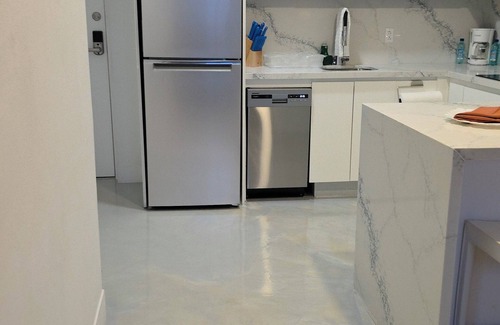 Downtown Nassau Apartamento | Chic 1-bedroom luxury suite in fabulous Nassau. Comfort. Class. Convenience.