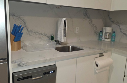Downtown Nassau Apartamento | Chic 1-bedroom luxury suite in fabulous Nassau. Comfort. Class. Convenience.