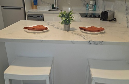 Downtown Nassau Apartamento | Chic 1-bedroom luxury suite in fabulous Nassau. Comfort. Class. Convenience.
