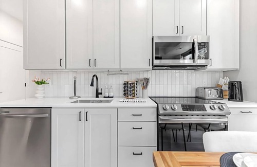 Bryant Apartamento | Chic 1-Bedroom Urban Retreat with WiFi and Fitness Center in Vibrant Kingfield