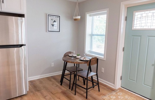Newnan Apartamento | Chic 1-bedroom with AC and WiFi in downtown Newnan