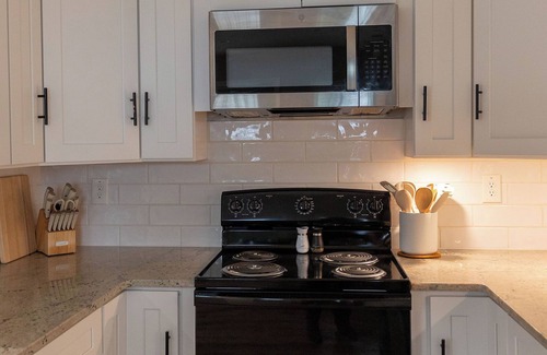 Newnan Apartamento | Chic 1-bedroom with AC and WiFi in downtown Newnan